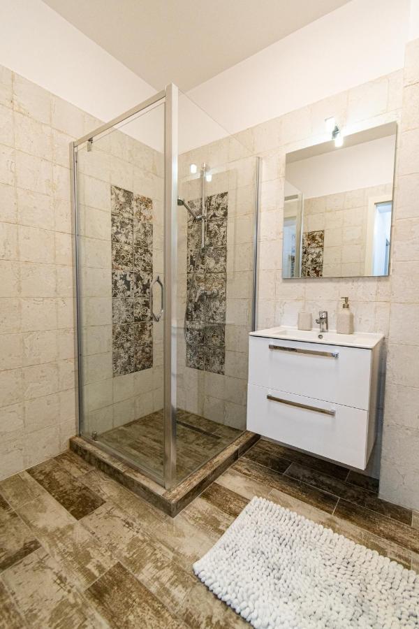 דירות בראשוב Lighthouse Central Apt With Unique Views Of The Fortress, Free Parking, 5 Min By Car From The Old Town מראה חיצוני תמונה